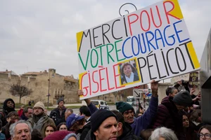 Lewis JOLY/ AP Photo : A man holds a placard reading "Thank you for your courage Gisele Pelicot" outside the Avignon courthouse, southern France, Thursday, Dec. 19, 2024. 