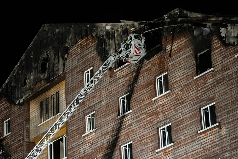 Fire at Kartalkaya Ski Resort Hotel in Turkey_3