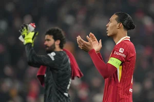 | Photo: AP/Jon Super : Champions League 2024–25: Virgil van Dijk and Alisson applaud at the end of the match