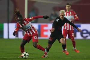 | Photo: AP/Darko Vojinovic : UEFA Champions League: Red Star's Dalcio, left, and Barcelona's Dani Olmo fight for the ball