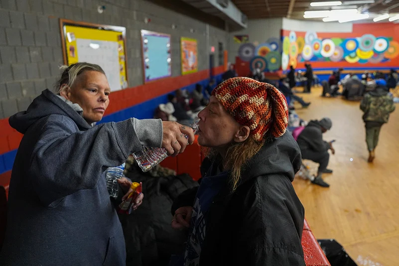 US Winter Blast Weather photos: daytime warming shelter