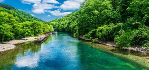 Shutterstock : With tranquil aquamarine waters and the all-around scenic beauty, Lake Shikotsu is the perfect picnic spot. 