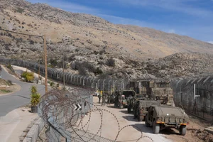 AP : Israeli soldiers before crossing the security fence