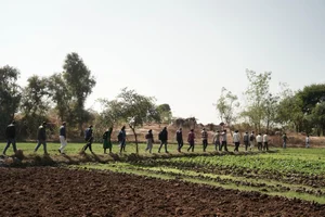 Copyright: DA : Participants in the TARAgram Yatra 2024 cross an agricultural field in Madhya Pradesh