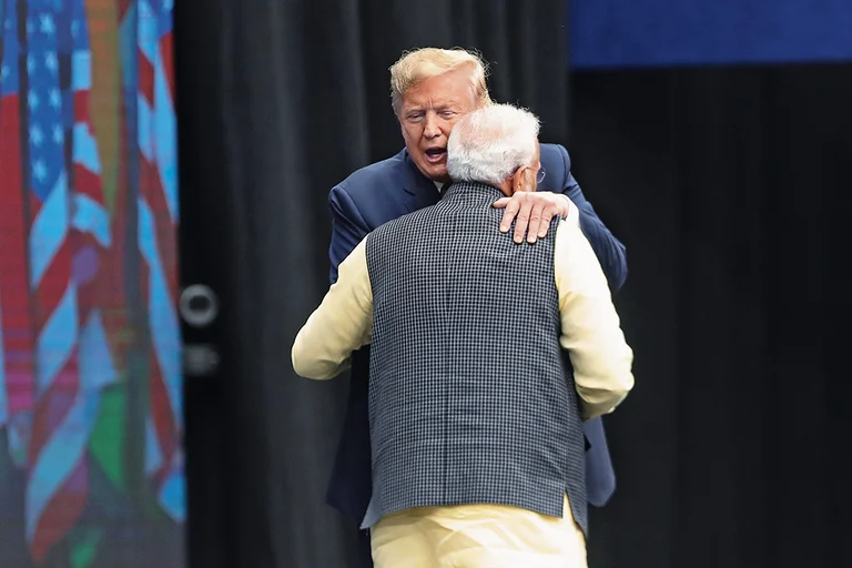 Fostering Ties: Indian Prime Minister Narendra Modi and then US President Donald Trump embrace during the Howdy Modi event at NRG Stadium on September 22, 2019, in Houston, USA - Photo: Getty Images