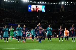 Photo: AP/Alastair Grant : Arsenal FC vs Paris Saint-Germain