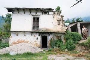 Photo: Suresh K Pandey : Bearing the Brunt: An abandoned house in Chandola Rain village