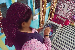 Photo: Ashwani Sharma : Unconsolable: The victim’s mother with her daughter’s photo