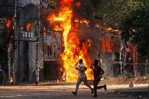 Photo: AP/Rajib Dhar : Bangladesh Protests