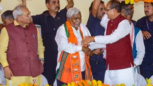 PTI : Champai Soren greeted by Union Minister Shivraj Singh Chouhan after joining the BJP today