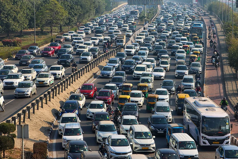 Traffic on Delhi-Meerut Expressway 