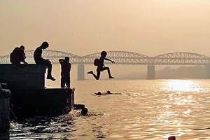 Photo: Pelva Naik : The Ganga Flows On: Daily life goes on in Benares as its peripheries expand into malls and evening aartis become more performative 