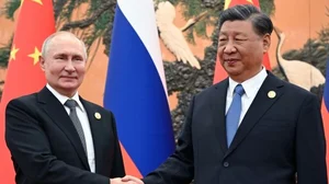 AP : Russian President Vladimir Putin (L) and Chinese President Xi Jinping ( R) |