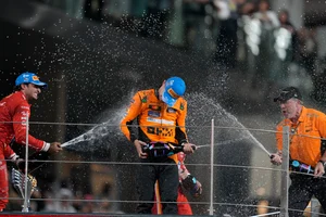 (AP Photo/Altaf Qadri) : From the left, third-placed Ferrari driver Carlos Sainz of Spain, first-placed McLaren driver Lando Norris of Britain, and McLaren team principal Zak Brown spray champagne after the Formula One Abu Dhabi Grand Prix at the Yas Marina Circuit in Abu Dhabi UAE, Sunday, Dec. 8, 2024. 


