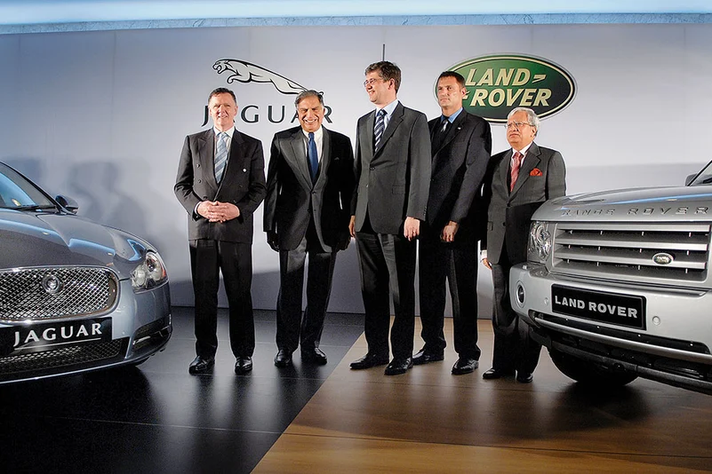 Ratan Tata (second from left) and Ravi Kant, vice-chairman of Tata Motors (right)