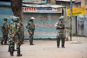 Getty Images : Indian paramilitary forces stand on guard during the restrictions in Srinagar.