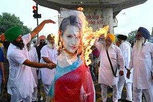 Getty Images : Farmers burn an effigy of Kangana Ranaut, to protest against alleged misrepresentation of the Sikh community in her film 'Emergency', in Amritsar