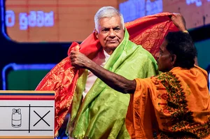 Getty Images : Sri Lanka's president and independent presidential candidate Ranil Wickremesinghe (L) attends a an election rally ahead of the upcoming presidential elections