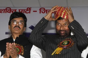 Getty Images : Lokjan Shakti Party President Ram Vilas Paswan with Abdul Khalik 