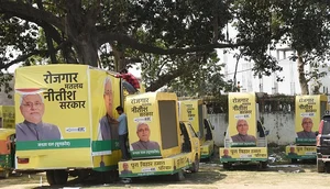 Getty Images : Labours preparing campaigning vans of Bihar Chief Minister and JDU national president Nitish Kumar for Lok Sabha elections 2024