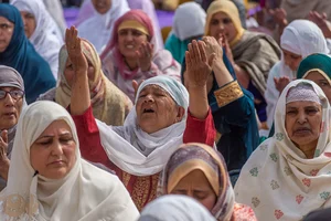 Representative Image/Getty Images :  A Kashmiri Muslim woman prays while waiting for congregational Eid-al-Fitr prayers at Hazratbal on Eid-al-fitr, a festival celebrated by Muslims worldwide on April 10, 2024 in Srinagar, Indian administered Kashmir, India.