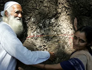 Getty Images : Environmentalist Sunderlal Bahuguna of the Chipko movement fame and his wife Vimla, participates in a Chipko rally to save the trees on LBC road