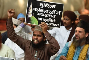 Getty Images : Members of Sunni Muslim groups protest together against Law Commissions consultation over triple talaq and the Uniform Civil Code in 2016