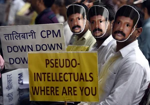 (Photo by Sonu Mehta via Getty Images) : Protesters take part in a demonstration against the killing of Rajesh Edavakode, a worker from the Rashtriya Swayamsevak Sangh (RSS) organization, on August 9, 2017 in New Delhi, India.