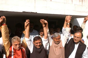 Getty Images : Bihar Chief Minister Nitish Kumar and JD (U) President Sharad Yadav with Shoaib Iqbal, Lok Janshakti Party MLA from Matia Mahal