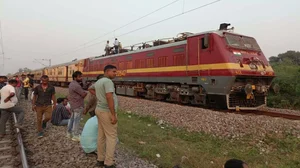 X/@javedahmed992 : Secunderabad-Shalimar Superfast Express derailed near Howrah.