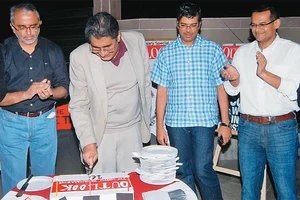 Photo: Sanjay Rawat : Marking a Milestone: (Left to right) Editor Krishna Prasad, Vinod Mehta, Publisher Maheshwar Peri and Indranil Roy at Outlook’s 16th anniversary party at Hotel Metropolitan, New Delhi