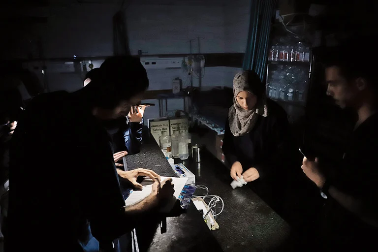 Dire Times: Doctors at Kemal Adwan Hospital in Gaza are forced to work in the dark due to the electricity crisis in Gaza City - | Photo: Getty Images