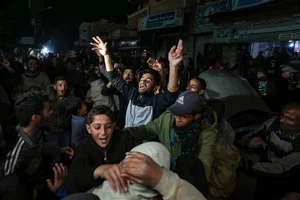 | Photo: AP : Gazans celebrate after learning a ceasefire deal has been agreed to 