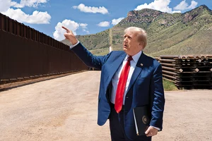 | Photo: Getty Images : A Well-known Fact: Donald Trump walks along the US-Mexico border on August 22, 2024