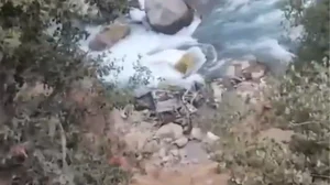 | Photo: Screengrab from video footage : 4 Dead, 2 Missing After Vehicle Falls Into River In Kishtwar