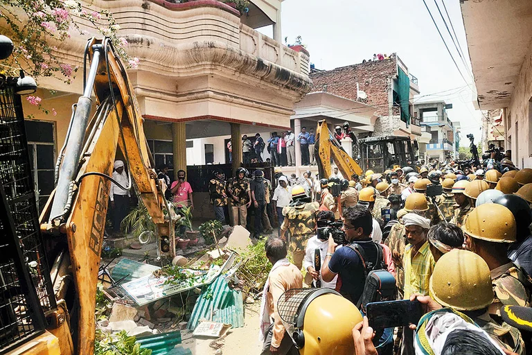 State Power: Security forces and local people in Prayagraj witness the demolition of the house of a person accused of inciting violent protests in 2022 - Photo: PTI