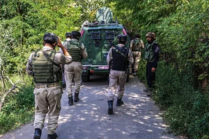 Indian Army, JK Police, and CRPF personnel rush towards the site where an encounter breaks out between security forces and militants at Check Kreeri Pattan in Baramulla, Jammu and Kashmir, India, on September 14, 2024.