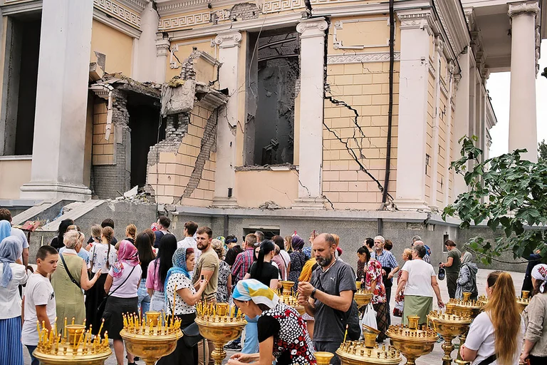 Life in Wartime: People gather outside a church that was destroyed in the shelling at Odessa - | Photo: Getty Images