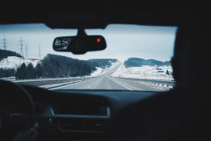 Unsplash : View through a car on a winter road trip