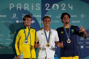 Photo: AP/Gregory Bull : Paris Olympics Surfing