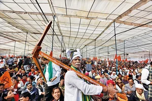 | Photo: Getty Images : Scenes from the Past: Farmers from different states gather at the Ramlila Ground in Delhi during the Kisan Garjana Rally in 2022