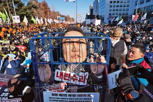 | Photo: AP : Pro-democracy Campaign: Citizens march in Seoul urging lawmakers to impeach President Yoon Suk Yeol on December 14, 2024