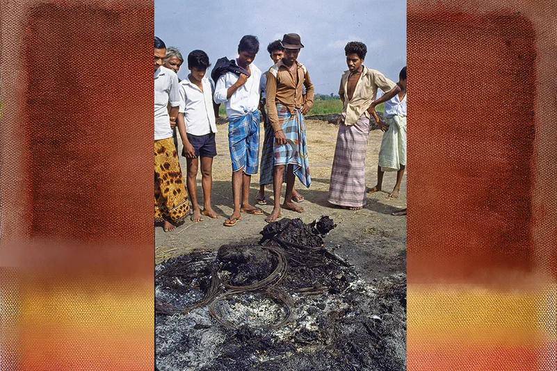 A crowd gathered around the burnt body of a member of the JVP-Sinhalese People’s Liberation Front