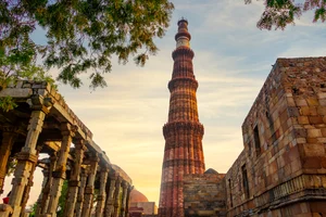 tscreationz on Shutterstock : Catch a view of the Qutub from Dramz