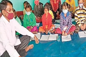 A Retired School Teacher Is Giving Free Education To Kids Of Poor Tribals In Jharkhand