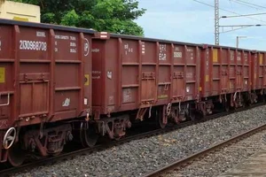 Train runs over three people in Maharashtra's Palghar